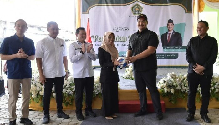 Dorong Pengembangan Olahraga di Madrasah, Menpora Dito Berikan Bantuan Alat Olahraga