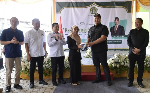 Dorong Pengembangan Olahraga di Madrasah, Menpora Dito Berikan Bantuan Alat Olahraga