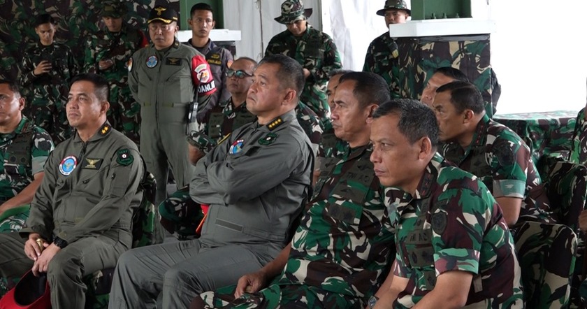 Pangdam III Siliwangi Dampingi Kasad Tinjau Latbakjat Pesawat Udara Puspenerbad