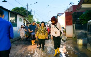 Kajati Jabar Tinjau Lokasi Banjir di Bekasi dan Salurkan Bantuan untuk Warga Terdampak