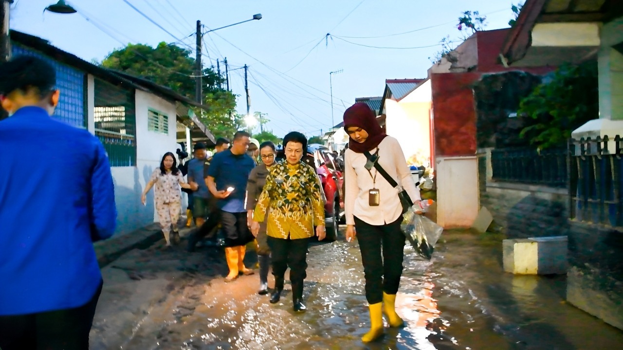 Kajati Jabar Tinjau Lokasi Banjir di Bekasi dan Salurkan Bantuan untuk Warga Terdampak