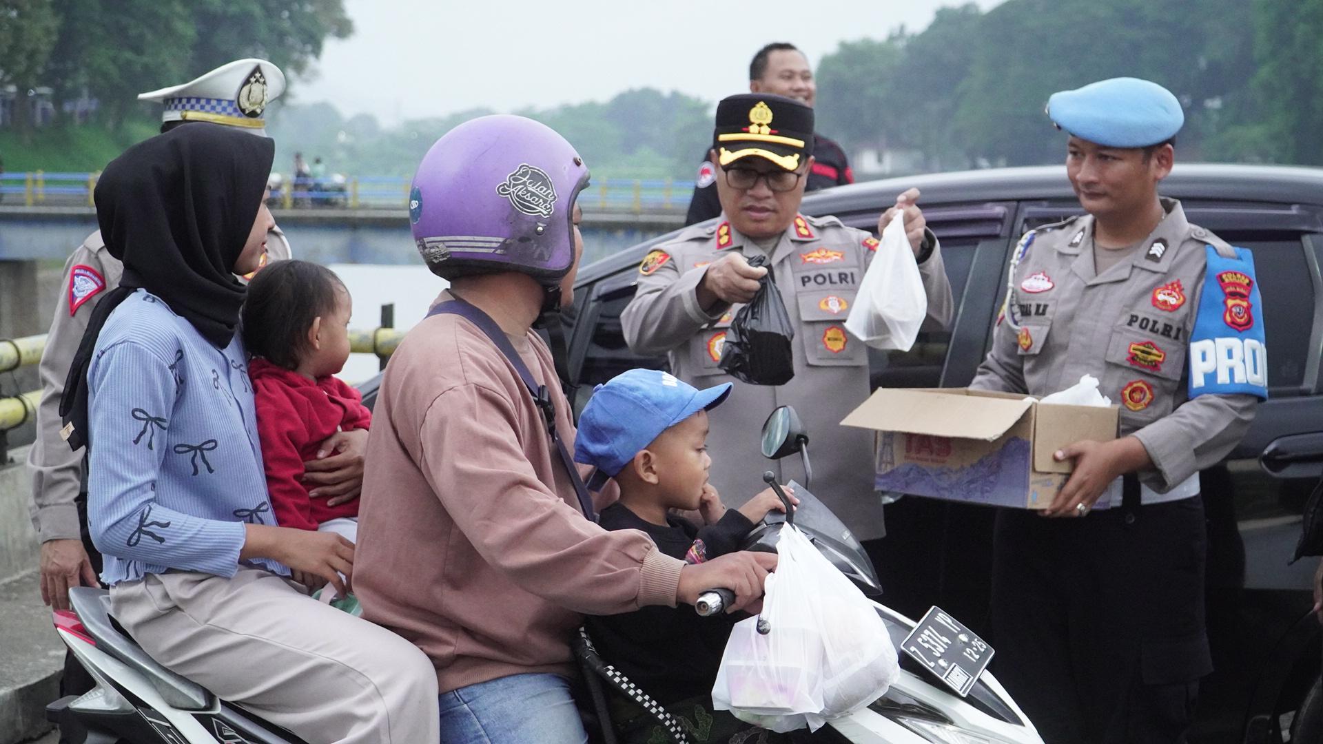 Ramadan Berbagi, Kapolres Banjar Bagikan Takjil Gratis untuk Masyarakat